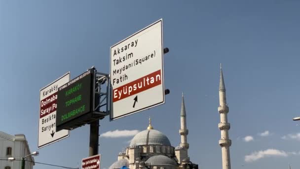 背景にイエニ ニューモスクのドームとミナレットとイスタンブールの道路標識の静的なビデオクリップ — ストック動画