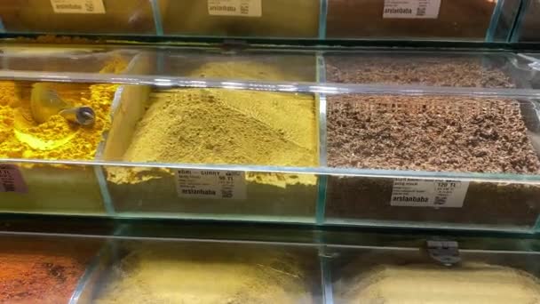 Panorera Över Ett Urval Örter Och Kryddor Kryddmarknaden Istanbul — Stockvideo
