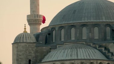Mavi Cami 'nin kubbesinin minareden dalgalanan Türk bayrağıyla güzel bir akşam klibi.. 