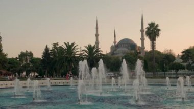 İstanbul 'daki Mavi Cami' nin çok güzel bir klibi. Çerçevelenmiş güzel bir çeşmeyle. 2020 Covid Salgını sırasında çekilmiş. 