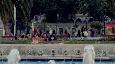 İstanbul 'un Sultan Ahmet Parkı' nda akşam keyfine varan yerli ve turistler. 2020 Covid Salgını sırasında çekilmiş. 