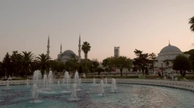 Arka planda Mavi Cami olan Sultan Ahmet Park 'ın güzel, alçak, geniş akşam klibi. Ön planda güzel bir çeşme var. 