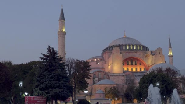 Schöne Blaue Stunde Medium Clip Der Hagia Sophia Mit Springbrunnen — Stockvideo