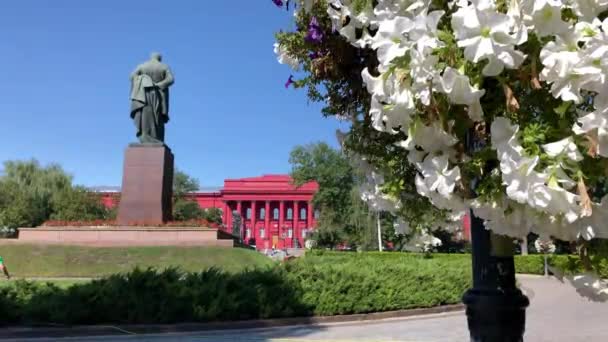 Uniwersytet Tarasa Szewczenki Kijowie Widziany Parku Szewczenki Oprawiony Świeżo Nawodniony — Wideo stockowe