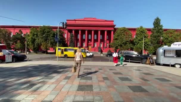 Žena Kráčí Chodníku Fasádě Univerzity Tarase Ševčenka Kyjevě Slunečného Podzimního — Stock video