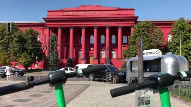 키예프에 타라스 대학교의 스쿠터들이 수동식으로 이루고 — 비디오