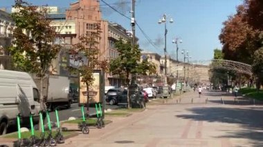 Kiev 'deki Khreschatyk caddesinde gezinen insanların geniş açı klipleri muhteşem bir sonbahar öğleden sonrasında