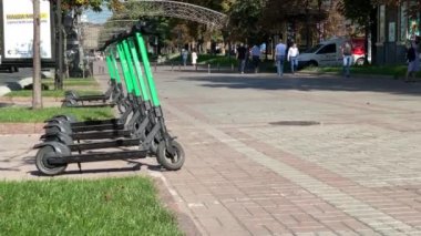 Elektrikli scooterlardan Kiev 'deki Khreschatyk Caddesi' ne kadar ağır çekim kaydıraç klipsi.