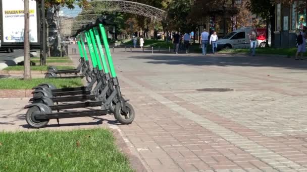 Slo Movimiento Slider Clip Scooters Eléctricos Pasarela Khreschatyk Kiev — Vídeos de Stock