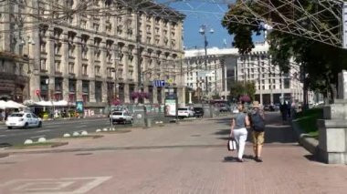 Kiev 'deki Khreschatyk caddesinde yürüyen insanlar güzel bir sonbahar öğleden sonrasında