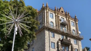 Kiev 'deki Khreschatyk Sokağı' nda güzel bir sonbahar öğleden sonrasında sonbaharda zarif bir mimari aşağı doğru eğildi.