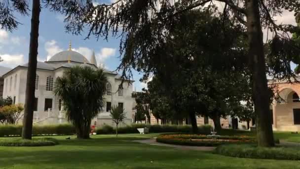 イスタンブールのトプカピ宮殿の庭園とアガラモスクの広いクリップ — ストック動画