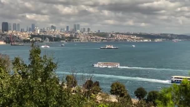 Pan Över Bosporen Istanbul Från Europa Till Asien När Fartyg — Stockvideo