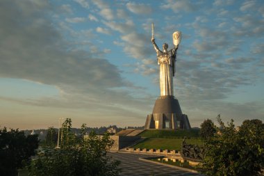 Muhteşem bir altın saat şafağında Kyiv 'deki Anavatan heykelinin geniş açısı