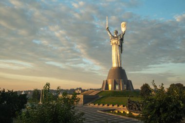 Muhteşem bir altın saat şafağında Kyiv 'deki Anavatan heykelinin geniş açısı
