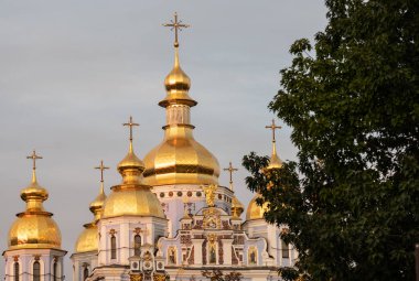 Kyiv Ukrayna 'daki Aziz Michaels Altın Kubbe Manastırı' nın altın saat boyunca yakın çekimleri
