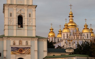 Kyiv Ukrayna 'daki Aziz Michaels Altın Kubbe Manastırı' nın altın saat boyunca yakın çekimleri