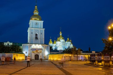 Kyiv Ukrayna 'daki Kyiv Ukrayna' daki Aziz Michaels Altın Kubbe Manastırı 'nın düşük açılı akşam görüntüsü.
