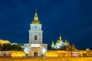 Bir sonbahar akşamı Kyiv Ukrayna 'daki Mykhailivska Meydanı ve St. Michaels Altın Kubbe Manastırı' nın mavi saatli görüntüleri