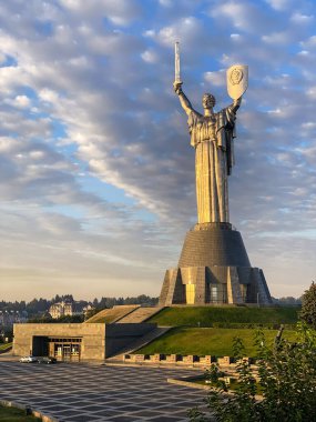 Muhteşem bir altın saat şafağında Kyiv 'deki Anavatan heykelinin geniş açısı