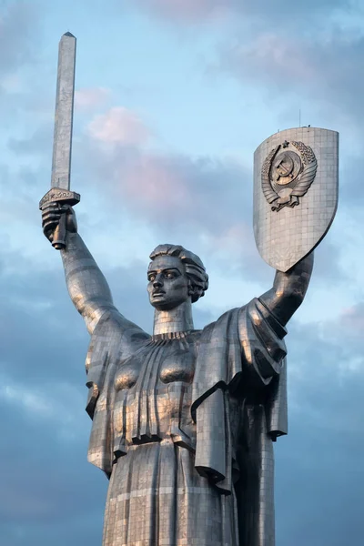 Şafak vakti Kyiv 'deki Anavatan Heykeli' nin dramatik yakın çekimi.