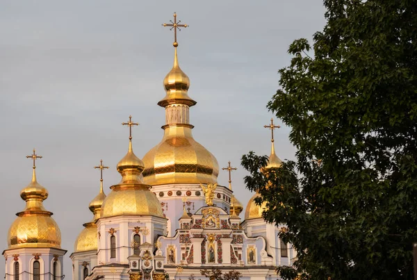 Κοντινό Πλάνο Από Τους Θόλους Του Αγίου Michaels Golden Domed — Φωτογραφία Αρχείου