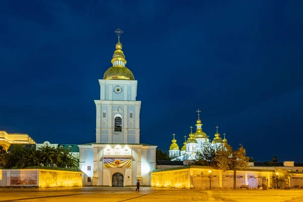 マイカリフスカ広場とセント マイケルズ黄金ドーム修道院の青い時間ショットキエフウクライナの秋の夜 — ストック写真