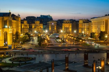 Akşam alacakaranlığı sırasında Kiev 'deki Meydan Meydanı' nın geniş, yüksek görüntüsü