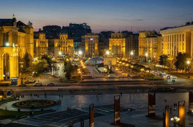 Akşam alacakaranlığı sırasında Kiev 'deki Meydan Meydanı' nın geniş, yüksek görüntüsü