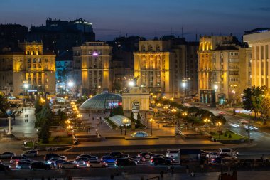Gece yoğun saatlerde Kiev 'deki Meydan Meydanı' nın geniş açılı, gece çekimleri