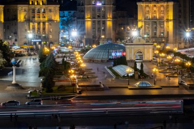 Gece trafiğinin yoğun olduğu saatlerde Kiev Meydanı 'nın uzun, gece çekimleri.