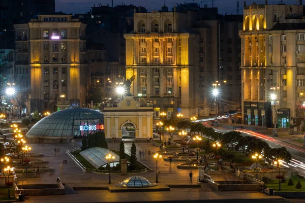 Lange Nachtaufnahme Des Maidan Platzes Kiew Während Der Abendlichen Rushhour — Stockfoto