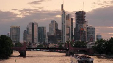 Bulutlar şehrin üzerinden geçerken Frankfurt ufuk çizgisinde günbatımının hızlanması. Bir yaz akşamı, iş çıkış saatinde çekilmiş.