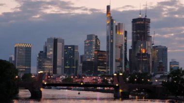Alacakaranlıkta Frankfurt siluetinin dramatik ortalarında şehrin ışıkları açılacak. Yazın çekilmiş.