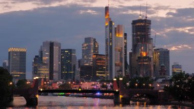 Alacakaranlıkta Frankfurt siluetinin dramatik ortalarında şehrin ışıkları açılacak. Yazın çekilmiş.
