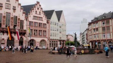 Frankfurt 'taki Romerberg Meydanı' nın durağan ortalarında finans bölgesi arkasında.