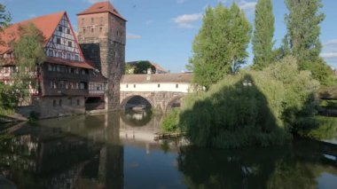 Kamera Wasserturm 'dan Pegnitz Nehri' nden Nuremberg Almanya 'sındaki Cellatlar Köprüsü' ne geçiyor.