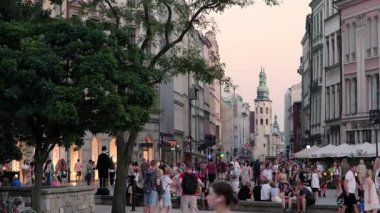 Rynek Glowny 'den Krakow' daki St Andrews Kilisesi 'ne doğru uzun mesafeli bir atış. Bir yaz akşamı gün batımında çekildi.