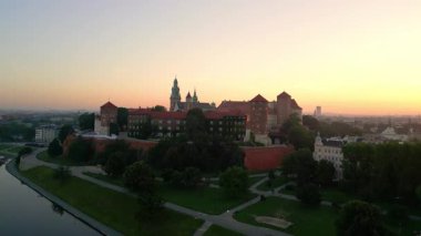 Muhteşem bir yaz gündoğumu sırasında Polonya 'nın Krakow kentindeki Wawel Kalesi' nde İHA yükseliyor..