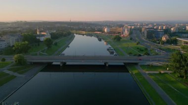 İnsansız hava aracı Krakow Polonya 'daki Grunwald Köprüsü' ne doğru yavaşça uçuyor. Şafakta çekilen Balon dulluğu arka planda.