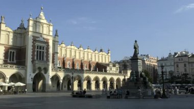 Krakow 'un ana meydanı Rynek Glowny' nin statik geniş klibi güzel bir yaz sabahında