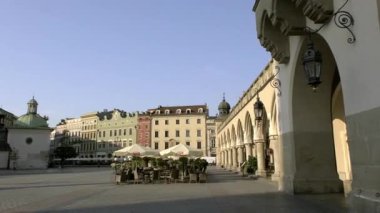 Güzel bir yaz sabahı Krakow 'daki ana meydanda Rynek Parıltısı' nı geç.