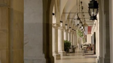 Krakow 'un ana meydanı Rynek Glowny' deki pazar koridorunda sokak lambası hafif esintiyle sallanıyor.