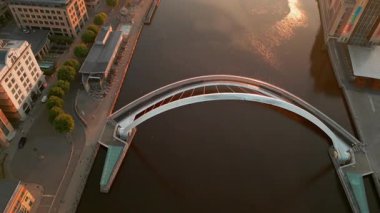 İnsansız hava aracı Newcastle Gateshead 'deki Millennium Köprüsü' nü bir sonbahar sabahı güneşin doğuşuyla takip ediyor. Baltık merkezi arkada görülüyor.