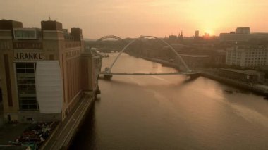 NEWCASTLE / UK 6. SEPTEMBER 2023: İHA Newcastle 'da puslu bir alacakaranlıkta Gateshead' deki Baltık Merkezi 'nden Milenyum Köprüsü' ne doğru uçuyor