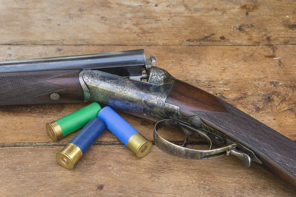 Pistolet de chasse antique avec cartouches de chasse — Photo