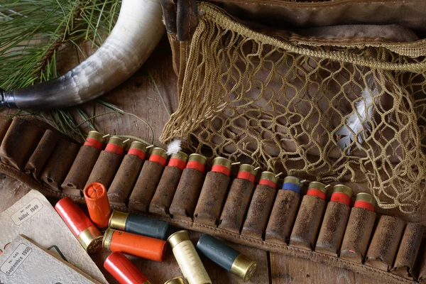 Lovecká zbraň, lovecký pás s brokovnicovou mušlí, parohy, lovecký roh — Stock fotografie