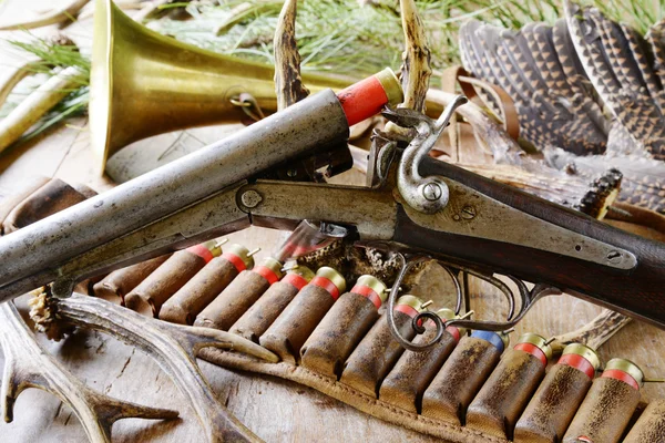 Pistola de caza vintage, cinturón de cazador vintage con proyectiles de escopeta, astas, cuerno de caza — Foto de Stock