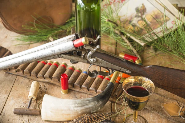 Carabina de caza con cartuchos y equipo de caza — Foto de Stock
