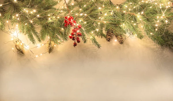 Tarjeta Felicitación Navideña Ramas Abeto Decoradas Con Luz — Foto de Stock